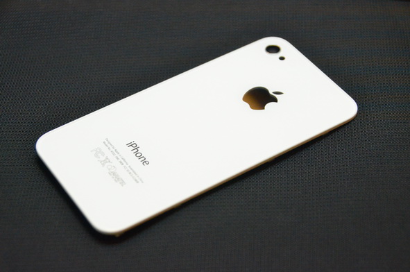 Thay nắp lưng IPhone 4S (đen + trắng)